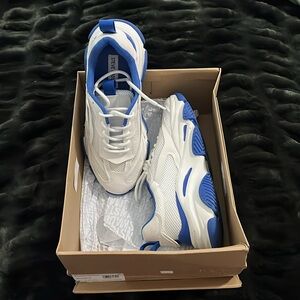 NWT-STEVE MADDEN POSSESSIONS-E ATHLETIC SHOES